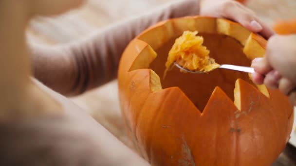 Primer plano de mujer tallando calabaza de halloween — Vídeos de Stock