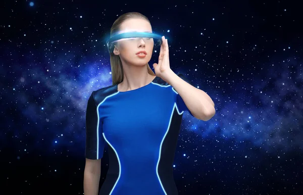 Femme en réalité virtuelle 3d lunettes sur noir — Photo