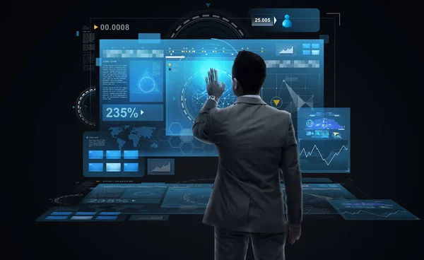 Biznesmen, pracy z ekranami wirtualnej rzeczywistości — Zdjęcie stockowe