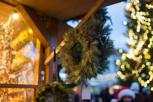Zbliżenie na fir tree wieniec christmas Market — Zdjęcie stockowe