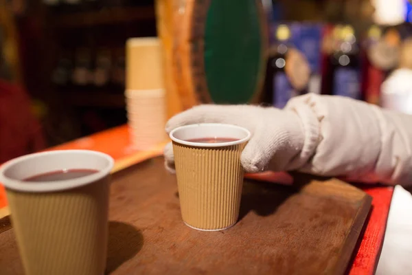 크리스마스 시장에서 mulled 와인 한잔과 함께 손 — 스톡 사진