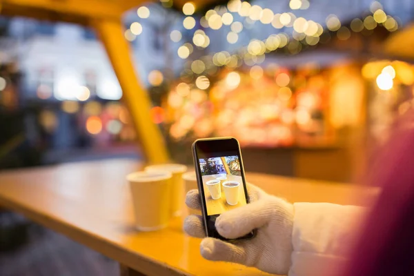 Foto de vino caliente en el teléfono inteligente en Navidad — Foto de Stock