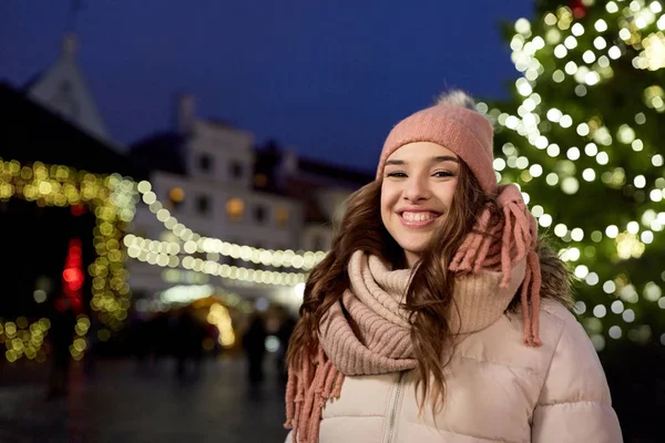Ευτυχισμένος νεαρή γυναίκα στην Χριστουγεννιάτικη αγορά στο χειμώνα — Φωτογραφία Αρχείου