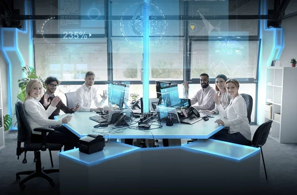 Team aziendale in ufficio con schermi virtuali — Foto Stock