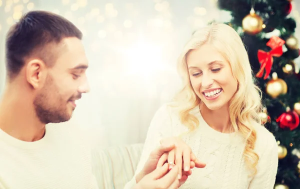 Uomo donando anello di fidanzamento donna per Natale — Foto Stock