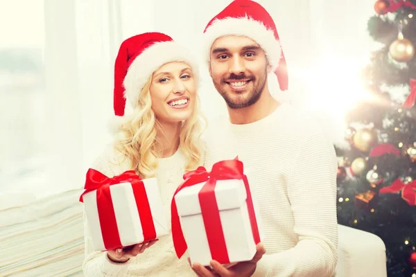 Ευτυχισμένο ζευγάρι στο σπίτι με χριστουγεννιάτικα κουτιά δώρων — Φωτογραφία Αρχείου
