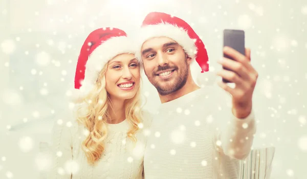 随着智能手机在圣诞节夫妇以自拍照 — 图库照片
