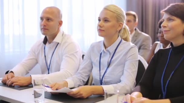 Gelukkig business team tijdens internationale conferentie — Stockvideo