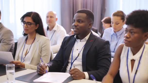 Zufriedenes Business-Team auf internationaler Konferenz — Stockvideo