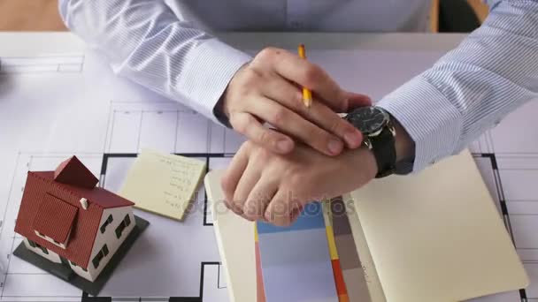 检查时间对手表和离开的建筑师 — 图库视频影像