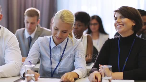 Equipe de negócios feliz na conferência internacional — Vídeo de Stock