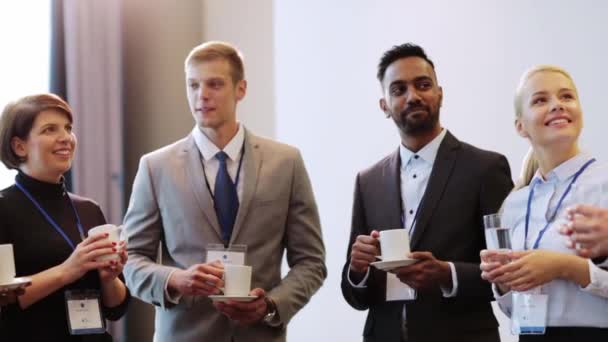 Equipe de negócios feliz na conferência internacional — Vídeo de Stock