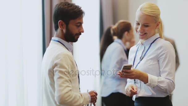 Casal com smartphone em conferência de negócios — Vídeo de Stock