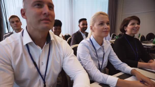 Люди аплодують на бізнес-конференції — стокове відео