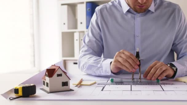 Architecte masculin avec plan de mesure boussole — Video