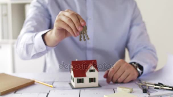 Close up of architect with house keys at office — Stock Video