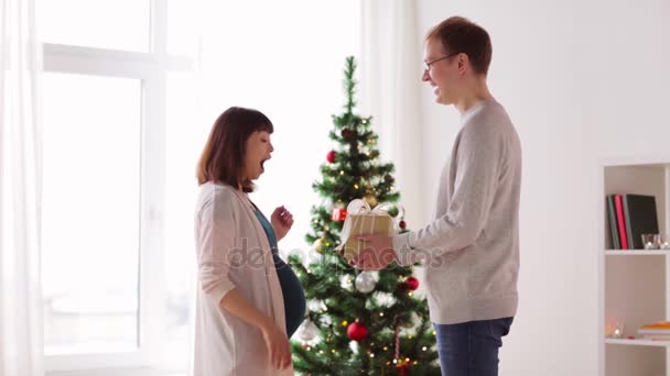 Marito dando regalo di Natale alla moglie incinta — Video Stock