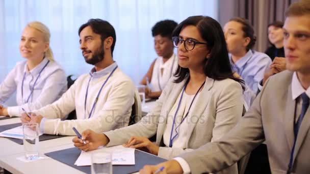 Equipe de negócios feliz na conferência internacional — Vídeo de Stock