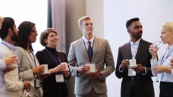 Щаслива ділова команда на міжнародній конференції — стокове відео