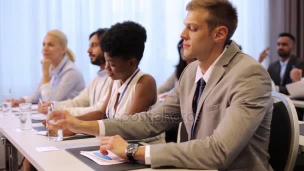 Feliz equipo de negocios en la conferencia internacional — Vídeos de Stock