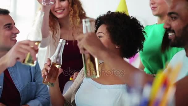 Equipe feliz com bebidas comemorando na festa do escritório — Vídeo de Stock