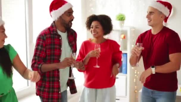 Danse d'équipe à Noël fête de bureau d'entreprise — Video