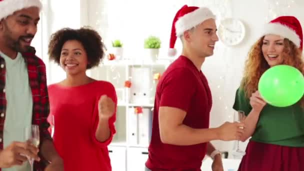 Team dansen op hoofdkantoor kerstfeest — Stockvideo