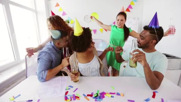 Glückliches Team mit Drinks feiert auf Büroparty — Stockvideo