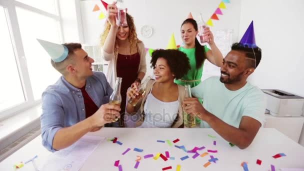 Equipe feliz com bebidas comemorando na festa do escritório — Vídeo de Stock