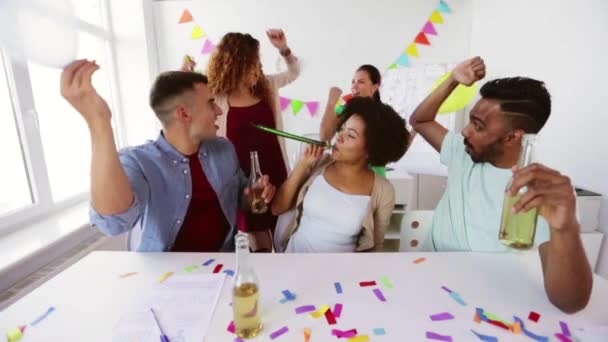 Χαρούμενος ομάδα με ποτά γιορτάζει στο γραφείο κόμμα — Αρχείο Βίντεο