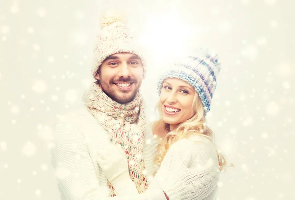 Smilende par i vinterklær som klemmer – stockfoto