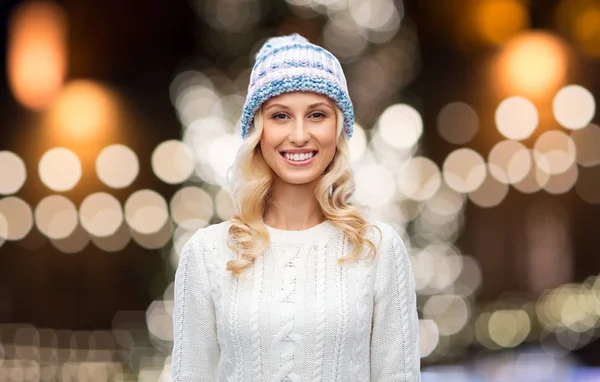 Donna felice sopra le luci di Natale — Foto Stock