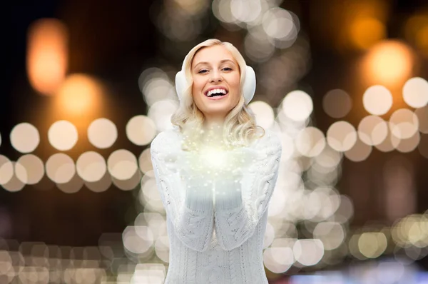 Ευτυχισμένη γυναίκα πάνω από τα φώτα των Χριστουγέννων — Φωτογραφία Αρχείου
