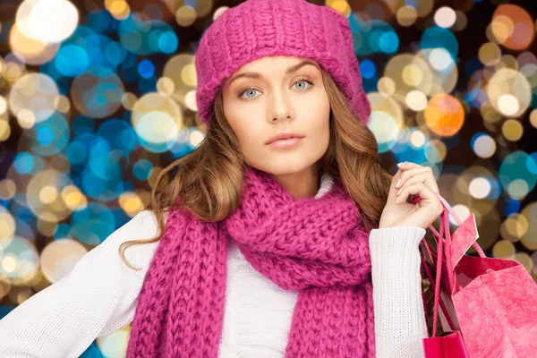 Mujer en sombrero de invierno con bolsas de compras de Navidad —  Fotos de Stock