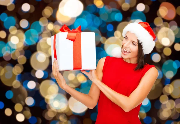 Uśmiechnięta kobieta w santa hat z prezentem — Zdjęcie stockowe