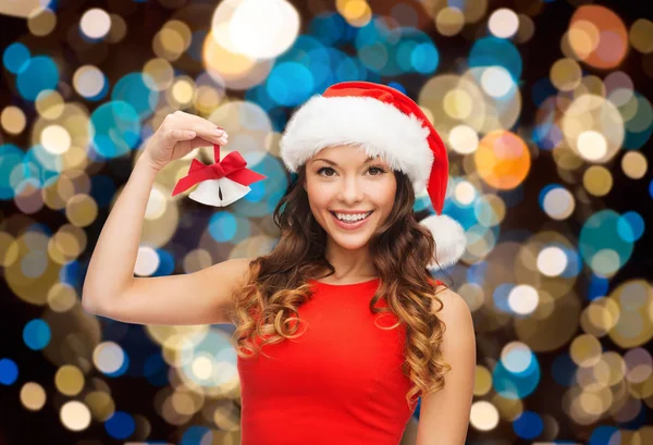 Mujer feliz en sombrero de santa con campanas de Navidad — Foto de Stock