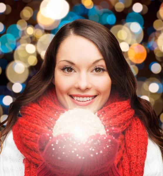 Mujer en bufanda y mitones con bola de Navidad — Foto de Stock