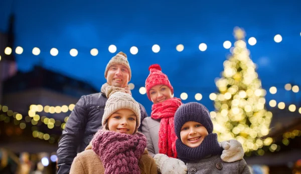 Mutlu aile açık havada Noel arifesi — Stok fotoğraf