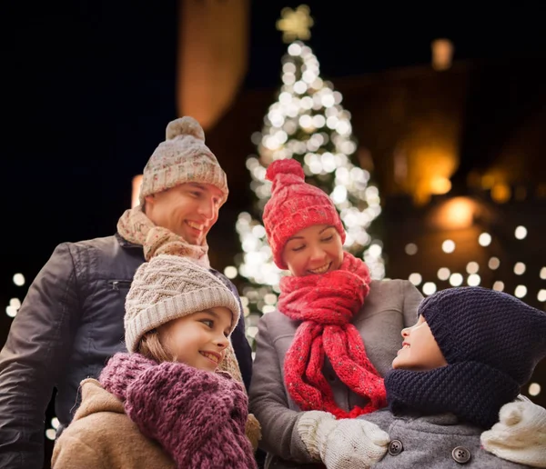 Щаслива сім'я на відкритому повітрі напередодні Різдва — стокове фото