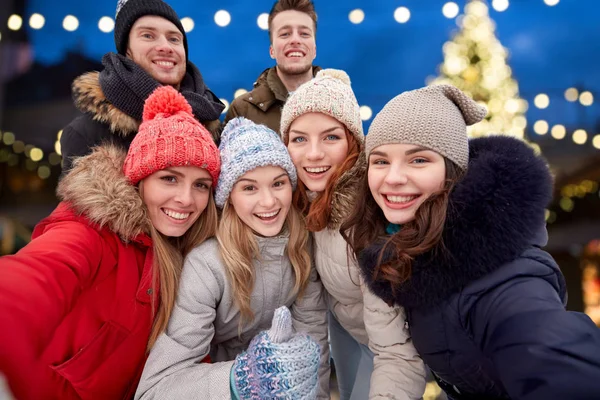Happy přátelé venku s selfie na Vánoce — Stock fotografie