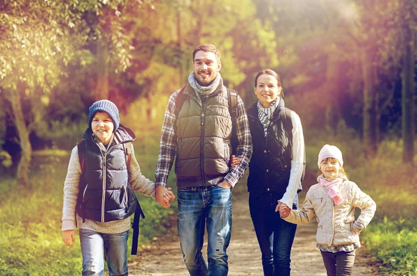 Glückliche Familie mit Rucksäcken wandern — Stockfoto