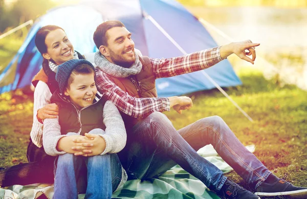 Happy family with tent at camp site — Stock Photo, Image