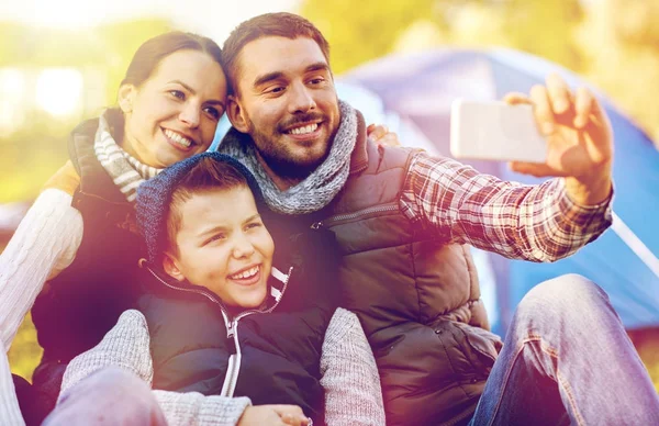 Família com smartphone tomando selfie no parque de campismo — Fotografia de Stock