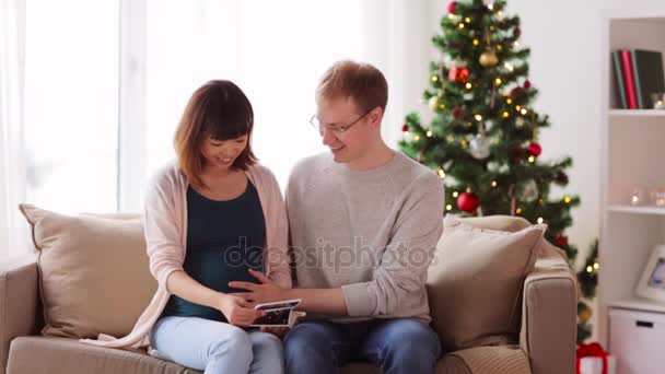 Casal feliz com imagens de ultra-som no Natal — Vídeo de Stock