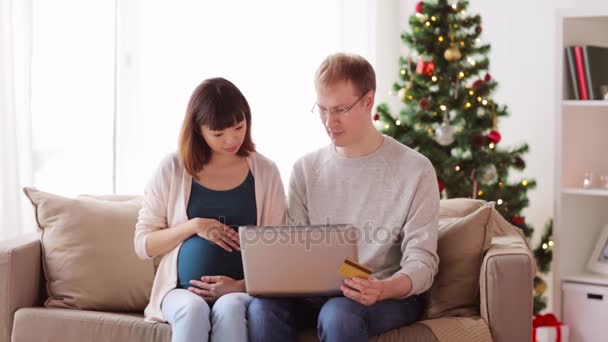 Homme et femme enceinte shopping en ligne à Noël — Video