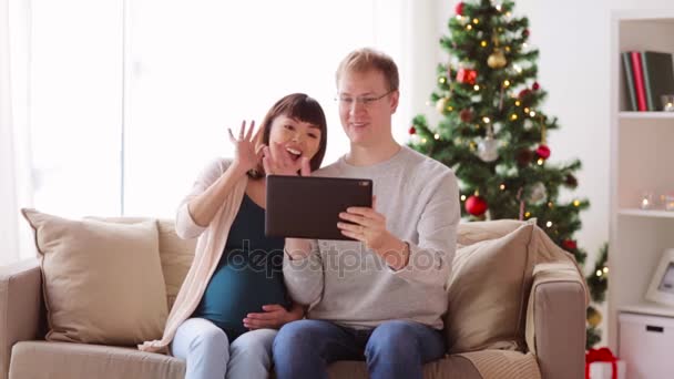 Hombre y mujer embarazada con tableta PC en Navidad — Vídeos de Stock