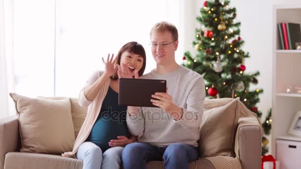 Homme et femme enceinte avec comprimé pc à Noël — Video