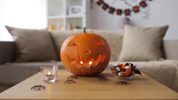 Jack-o-lantern och halloween dekorationer hemma — Stockvideo