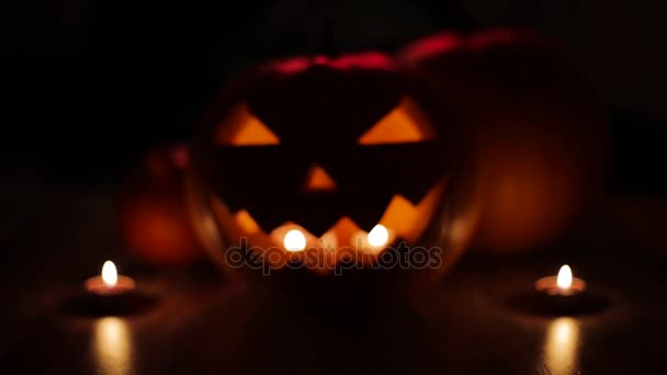 Halloween jack-o-lantern branden in duisternis — Stockvideo