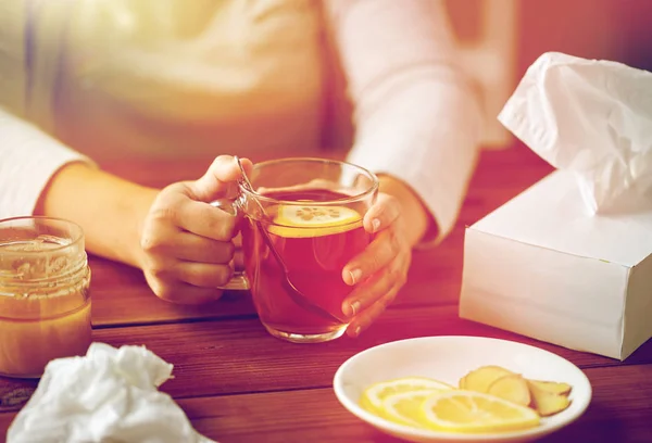 Hasta kadının limonlu çay içme yakın çekim — Stok fotoğraf